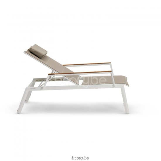 Diphano Selecta Stapelbare strandstoel met wielen met teak armsteun Aluminium Wit Frame Stof enkele laag Batyline Zandkleur A.