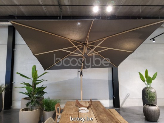 Jardinico AZORE 300x300 Parasol Ombrelle À Mât Libre Parasol Décentré Suspendu Deporté Pendant Flottant Carré 3x3 Mât Chêne mat| Toile-tissu Taupe Sunbrella Solids Cat 1.