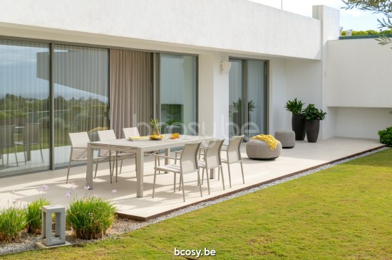 Jati Kebon Loya Stapelbare arm stoel Zonder kussens Zandkleur.