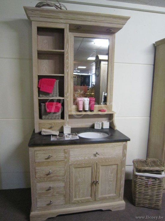 Lee & Lewis Timeless Living BATHROOM landelijke badkamer Cottage stijl badkamer met wasbekken onderkast met bovenkast bovenbouw spiegels met led verlichting arduinen topblad met 1 wit keramische onder