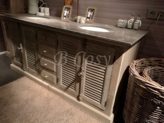 Lee & Lewis Timeless Living BATHROOM landelijke badkamer Cottage stijl badkamer met wasbekken onderkast 4 deuren 4 lades oud dennenhout Landelijk Badkamermeubel Met Natuursteen En 2 Lavabo S Timeless