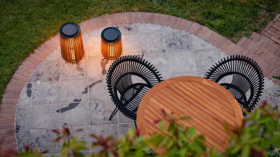 Vincent Sheppard Ronda Rond Table Bistro Ronde Cadre en Acier Noir dessus de table Teck non traité.