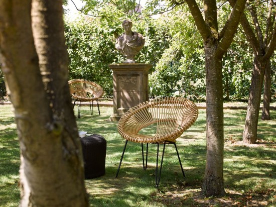 Vincent Sheppard Roy fauteuils de jardin cocoon Cadre en Acier Noir Cordon en osier Chameau Polyéthylène.