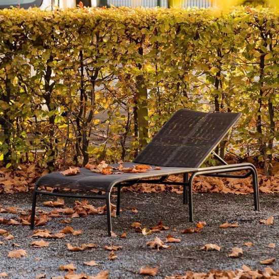 Vincent Sheppard Loop Sonnenliege Rahmen aus Schwarz Aluminium Schwarz Flechtwerk Polyethylen.