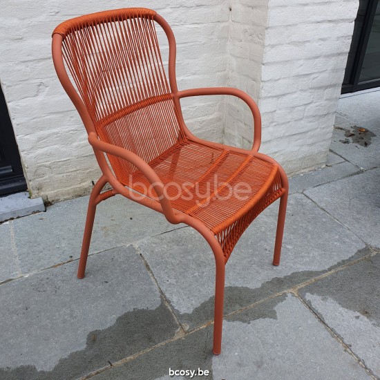 Vincent Sheppard Loop Tisch Stuhl Terrakotta Loop Stuhl Rahmen aus Terrakotta Aluminium Terrakotta Gehäkelte Kordel Polypropylen.