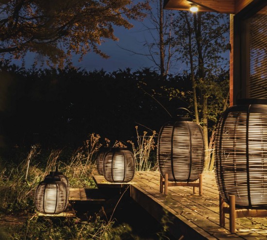 Vincent Sheppard Laterne Tika schwarz H69 Teakholzsockel Tika Laterne Teakholz Sockel Schwarz Rahmen aus Unbehandeltes Teakholz Schwarz Flechtwerk Polyethylen.