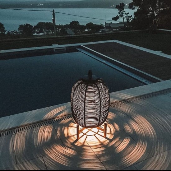 Vincent Sheppard Tika Buitenlantaarns Onbehandeld teakhout frame Zwart Wicker koord Polyethyleen.