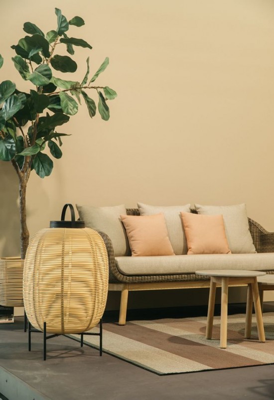 Vincent Sheppard Lanterne Tika camel H69 base acier Tika Lanterne à base d'acier Cadre en Acier Noir Cordon en osier Chameau Polyéthylène.