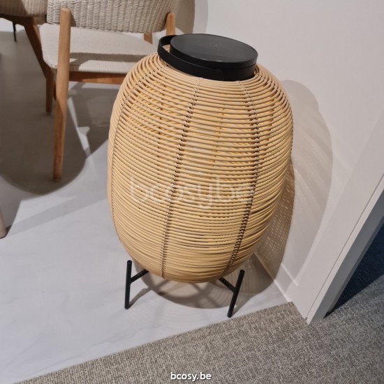 Vincent Sheppard Tika lanternes d'extérieurs Cadre en Acier Noir Cordon en osier Chameau Polyéthylène.