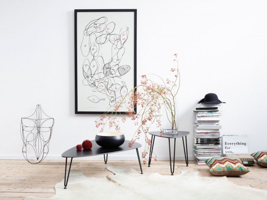 Vincent Sheppard Rozy Beistelltisch Plektrum Form Rahmen aus Schwarz Stahl Tischplatte Schwarz HPL.