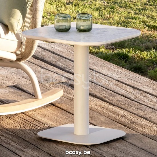 Vincent Sheppard Table d'appoint KODO Kodo Table d'appoint de jardin Cadre en Aluminium Blanc dune.