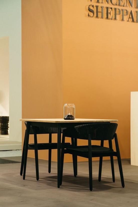 Vincent Sheppard Max Garten Aussentische Rahmen aus Schwarz Aluminium Teak Top 90x90.