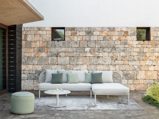 Vincent Sheppard Kodo Dia 68 Table ronde de jardin Cadre en Aluminium Blanc dune dessus de table Céramique Portland.