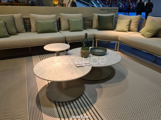 Vincent Sheppard Kodo Runder Gartentisch Rund Rahmen aus Dune Weiß Aluminium Tischplatte Scherben Keramik.