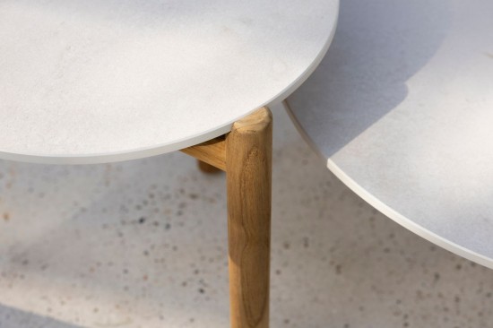 Vincent Sheppard Oda Runder Gartentisch Dia 90 Rahmen aus Unbehandelt Teakholz Tischplatte Portland Keramik.