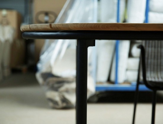 Vincent Sheppard Wicked Gartentisch 200x90 Rahmen aus Schwarz Aluminium Tischplatte Unbehandeltes Teakholz.